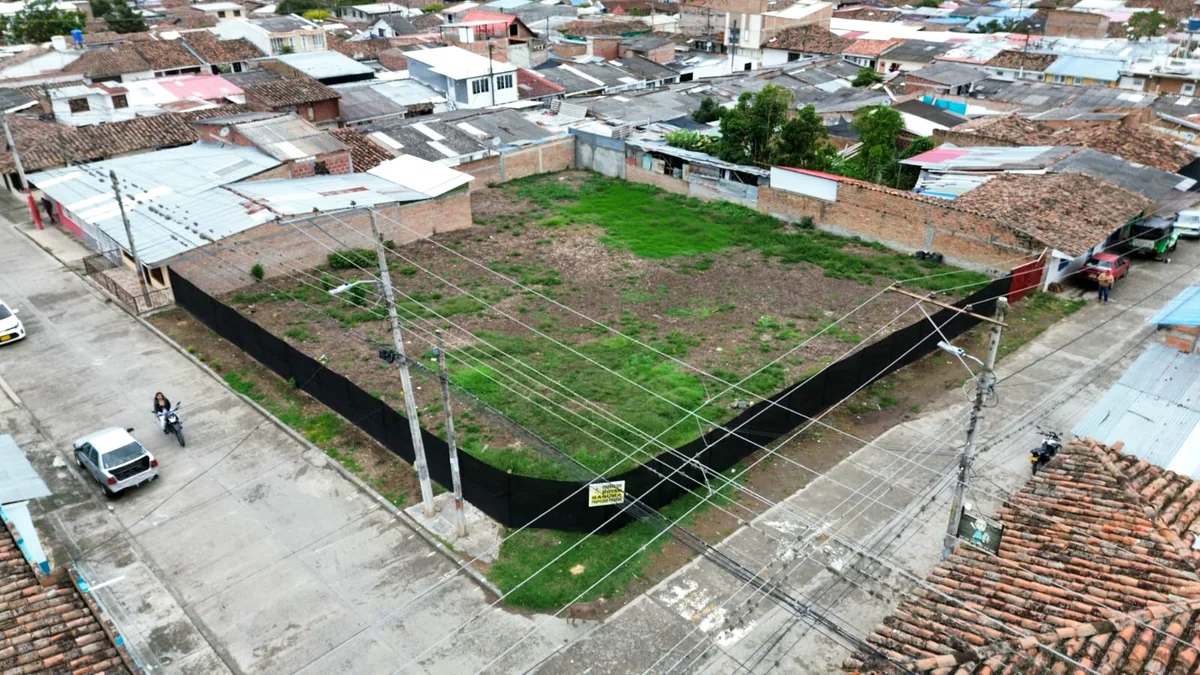 Acceso pavimentado al terreno de Casa Origen
